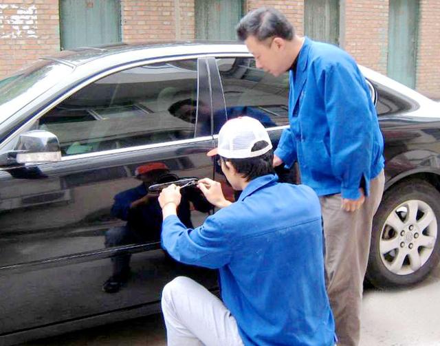 中山汽车钥匙丢在车里面怎么办?